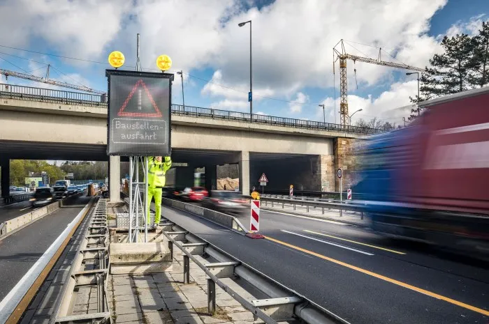 2017-04-13_Zeppelin_Autobahnkreuz_Dreilinden_Berlin__C__Reiner_Freese_5753_700x465