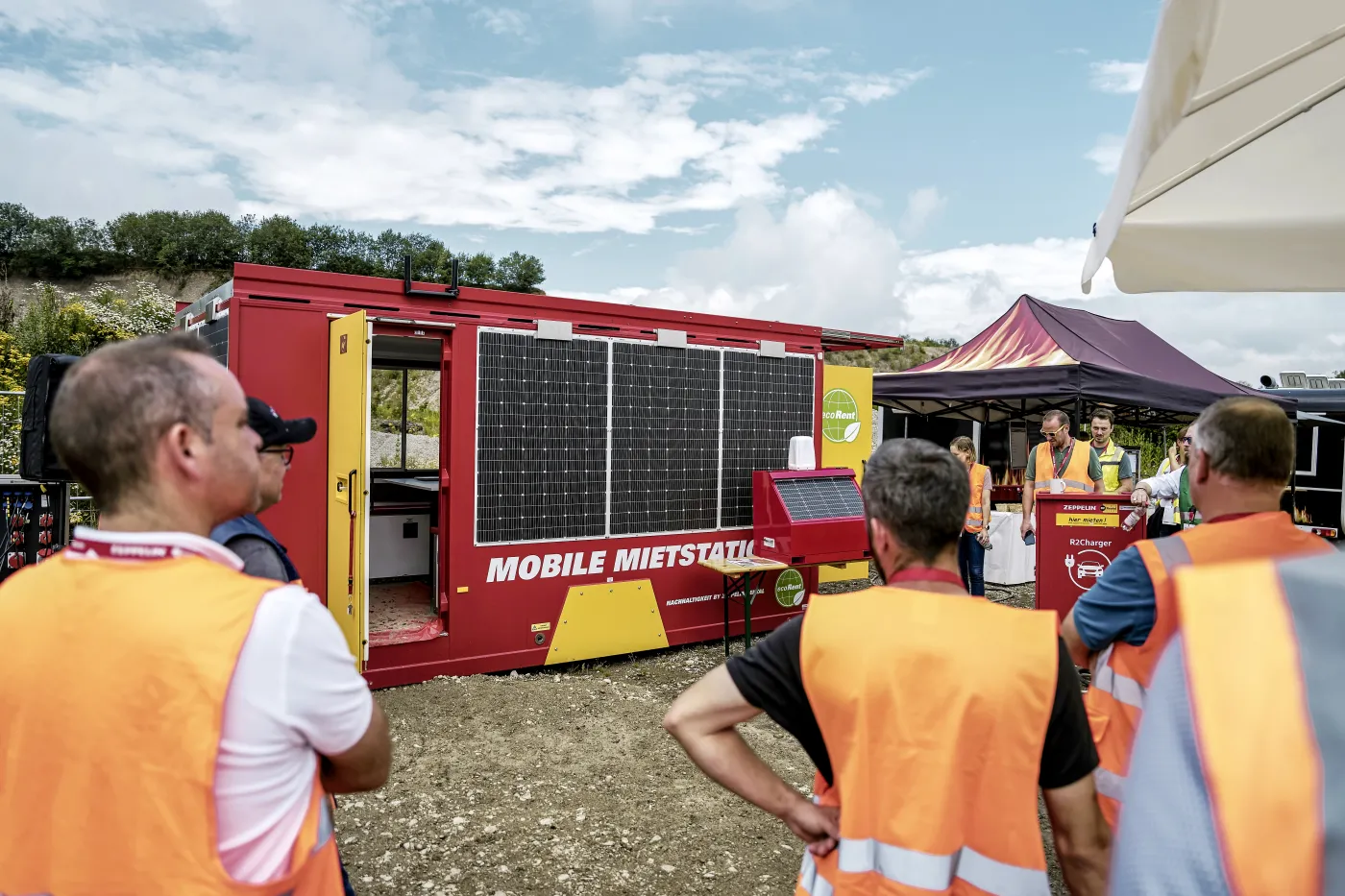 Die mobile Office-Lösung von Zeppelin Rental ist ein ecoSolutions-Baustein und schafft einen Arbeitsplatz auf jeder Baustelle. Die grüne Raumlösung verfügt über Solarmodule und einem Regenwasserauffangsystem für einen autarken Betrieb