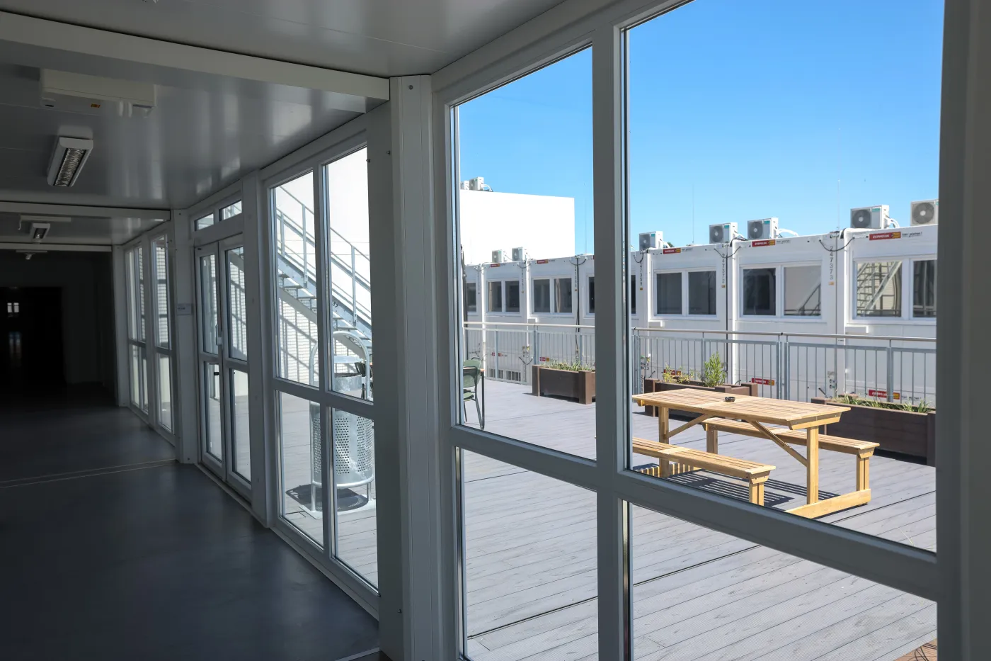 Dachterrasse-Modulanlage-Container-Büro-Verwaltungszentrum-Berlin-Tegel