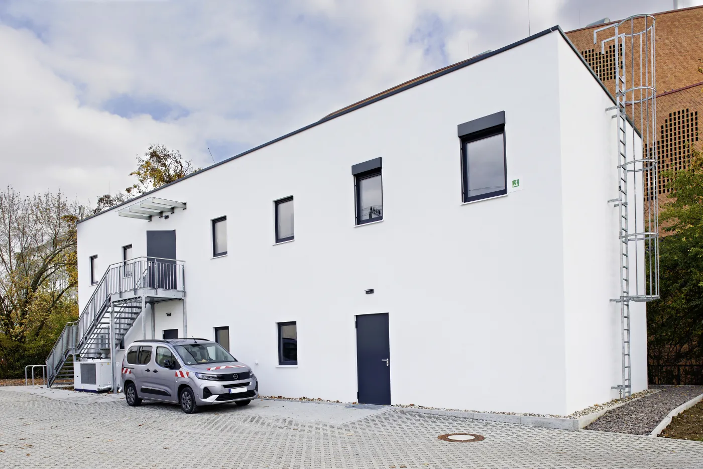 Modulgebäude-Sozialgebäude-DB-Fassade-Silikonharzputz-Böblingen