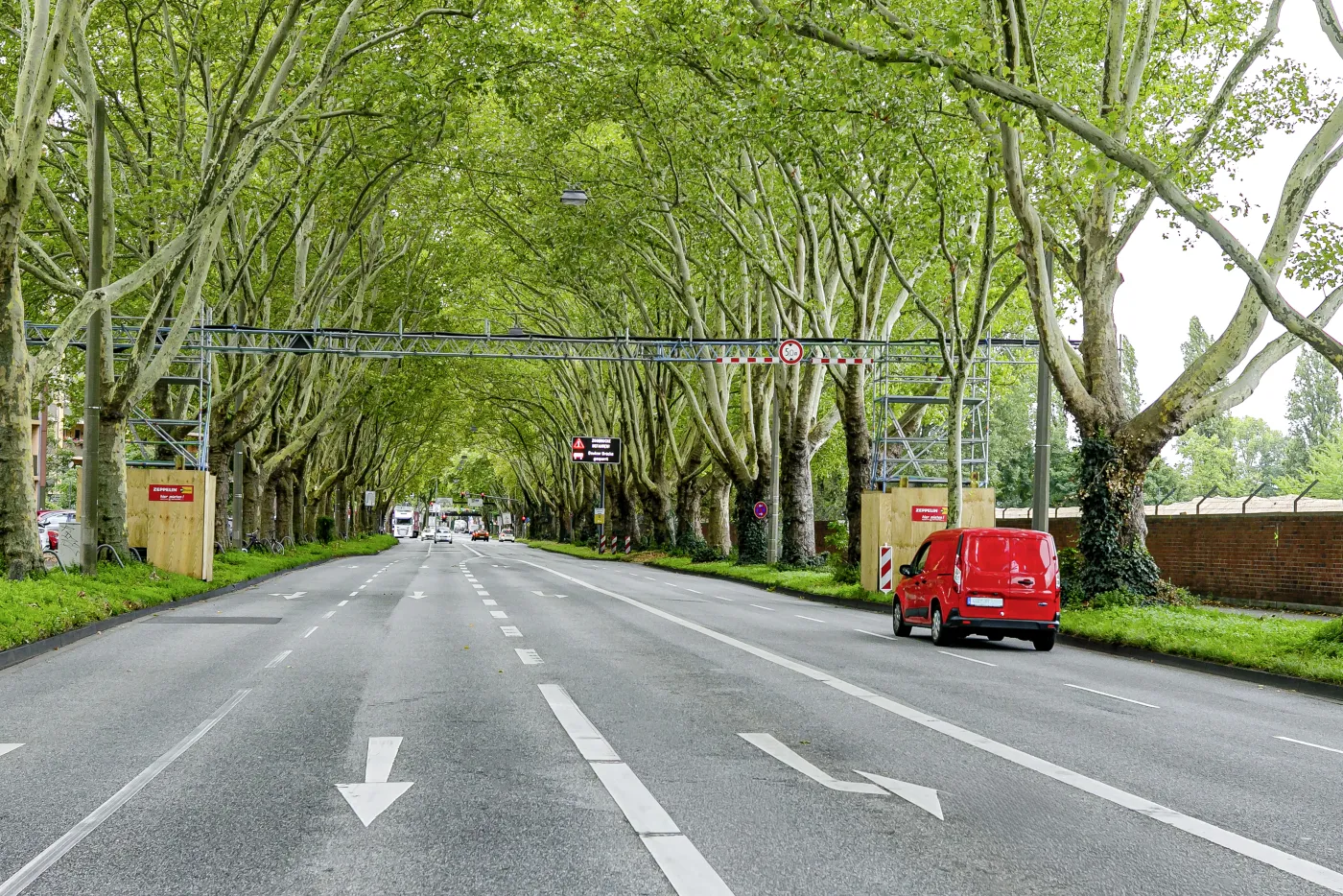 Elektro-Baustelleneinrichtung-Stromverteiler-Kabelbrücke-über-Straße-Köln