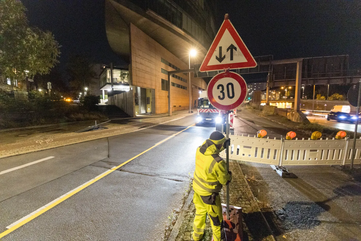 Zeppelin-Rental-Mitarbeiter-stellt-Straßenschild-auf