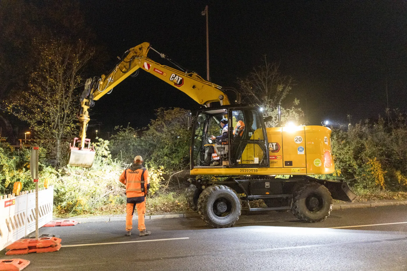Mobilbagger-bei-Arbeiten-an-Böschung