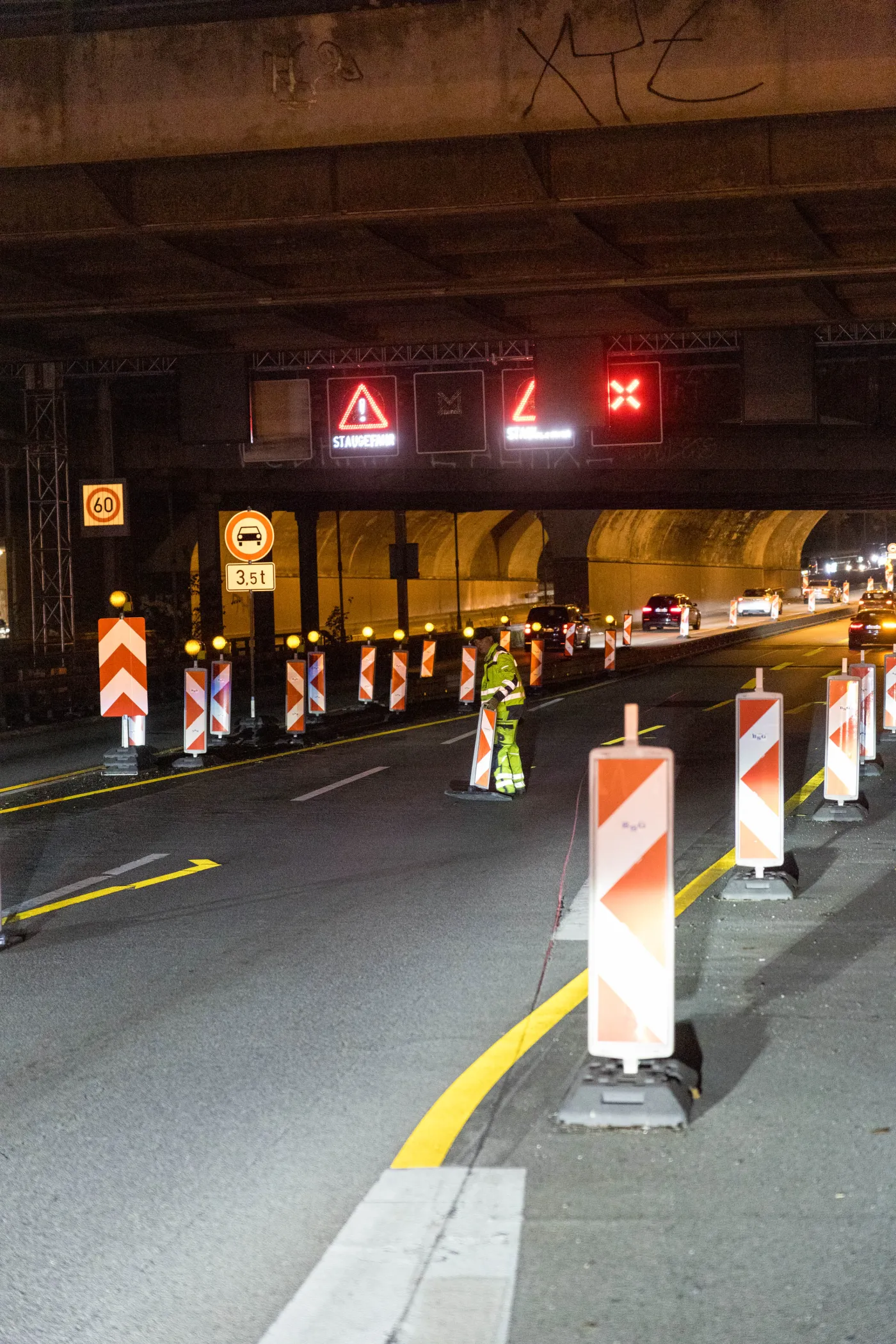 Zeppelin-Rental-Mitarbeiter-stellt-Bake-bei-Tunneleinfahrt-auf