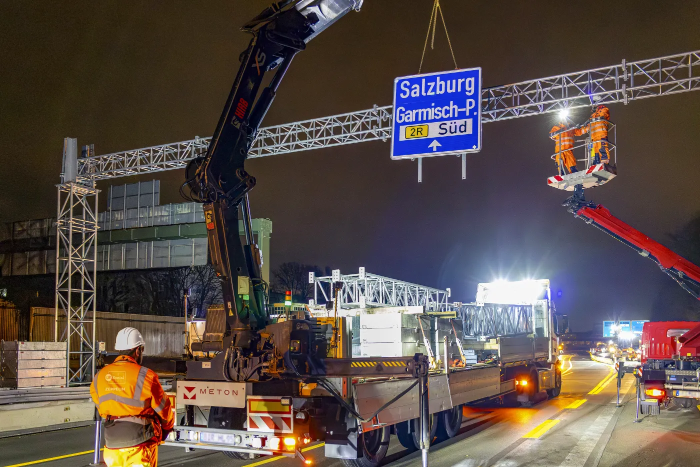 Zeppelin-Rental-Baustellen-und-Verkehrssicherung-Schilderbrücke-München