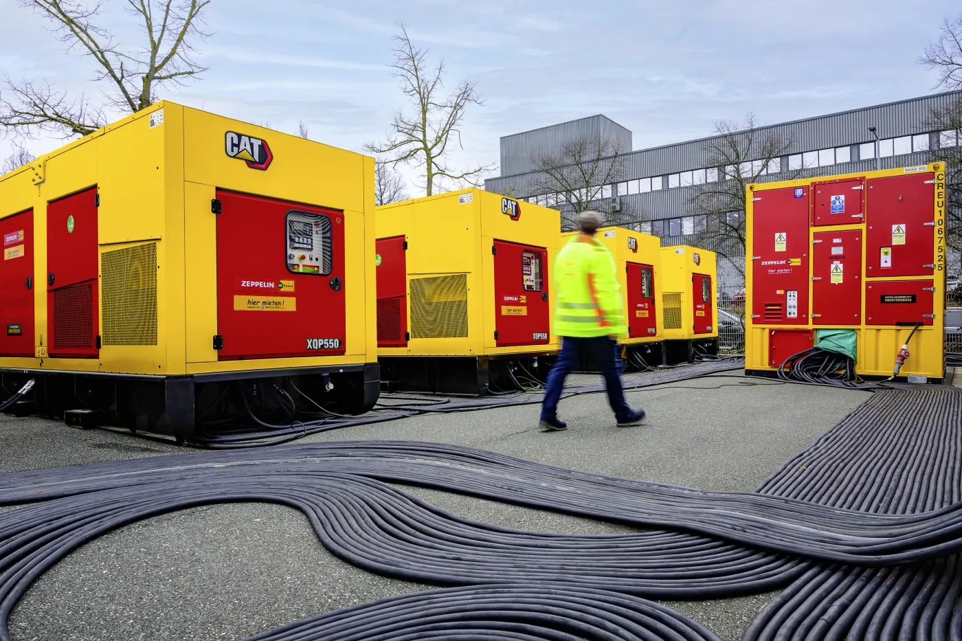 Zeppelin-Rental-Notstromanlage-Generator-Kabel