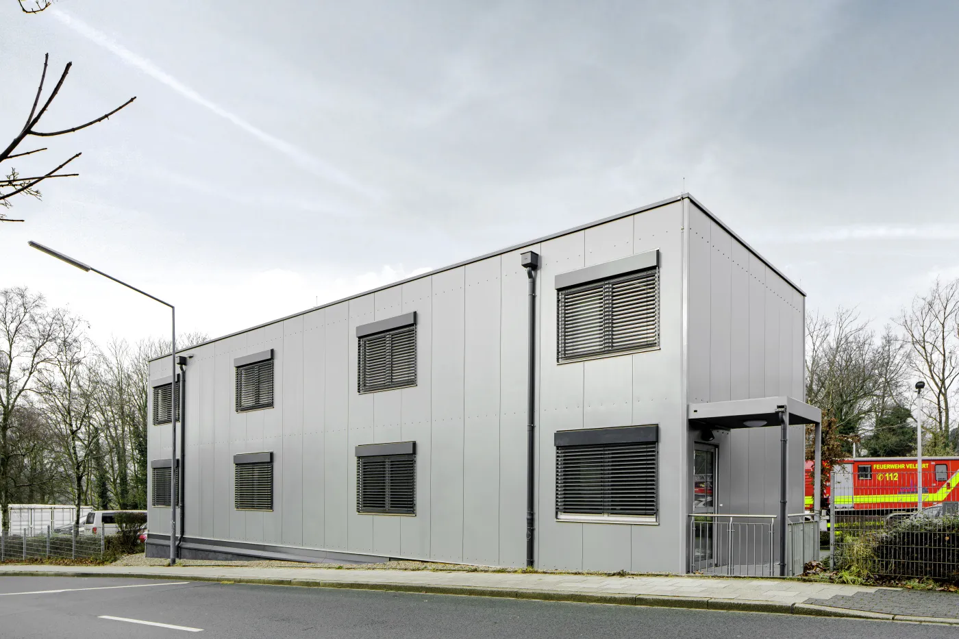 Raumsysteme-Bürogebäude-Feuerwehr-Velbert-Frontalansicht