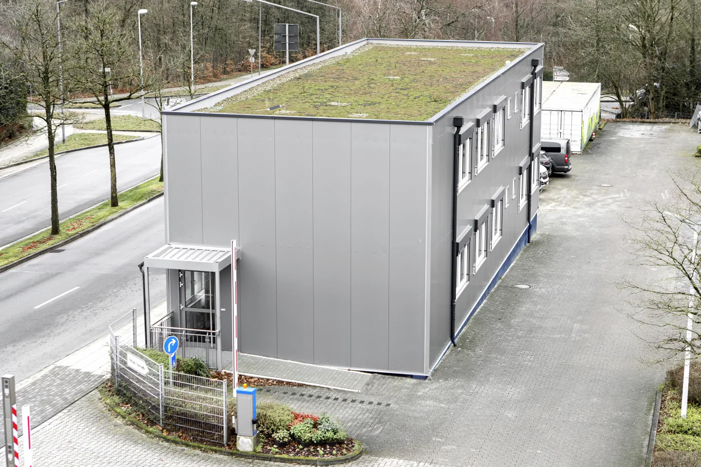 Raumsysteme-Bürogebäude-Feuerwehr-Velbert-Gründach