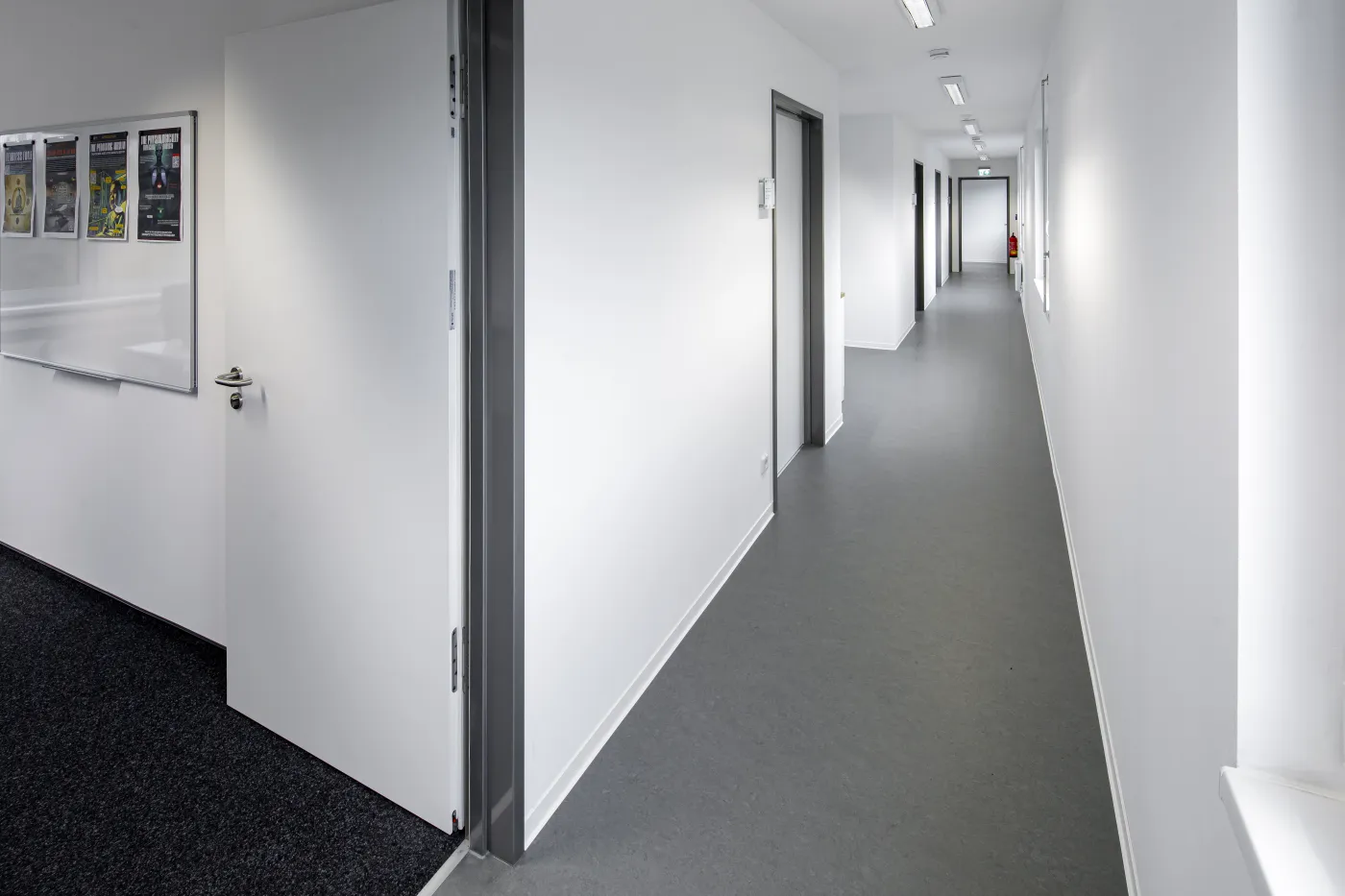 Raumsysteme-Bürogebäude-Feuerwehr-Velbert-Flurbereich