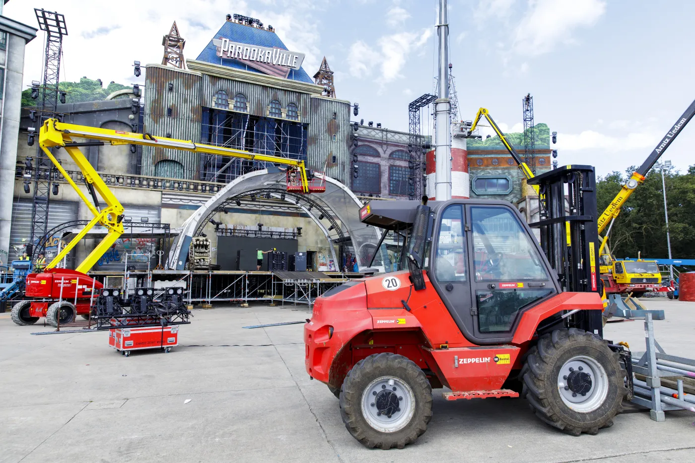 parookaville_aufbau einer bühne_gabelstapler_arbeitsbühne